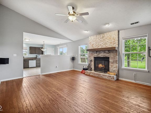 4th image of 416 E Quail Wood Ln
