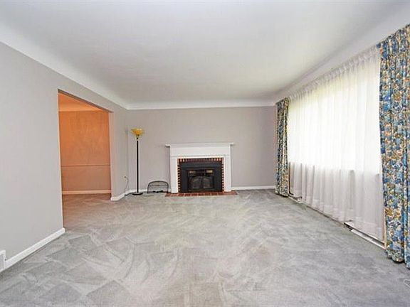 3rd image of 1615 Barnsdale Ct
