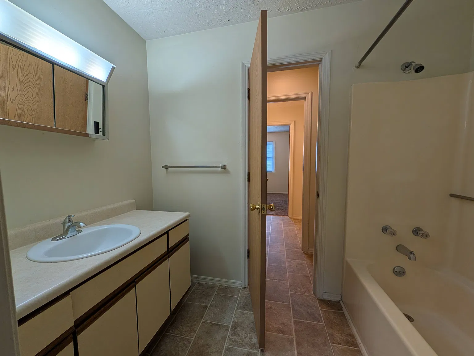 2 bed, 2.5 bath, 1100 sqft, $795 — Photo 2