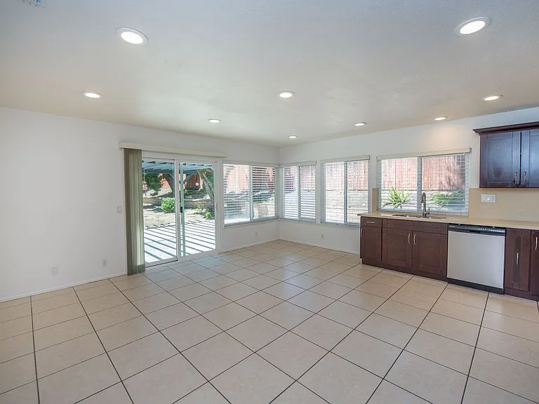 4395 Avenida De Las Flores — Photo 7