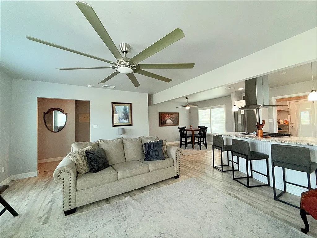 2 bed, 1.0 bath, 1528 sqft, $3,000 — Photo 2