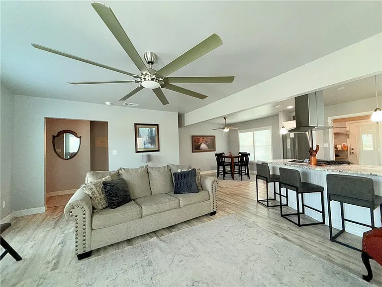 455 Louisiana Ave — Photo 2