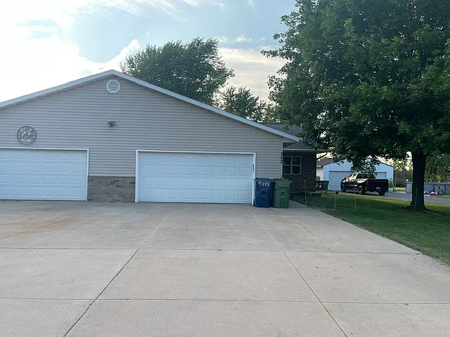 3 bed, 2500 sqft, $2,000 — Photo 1