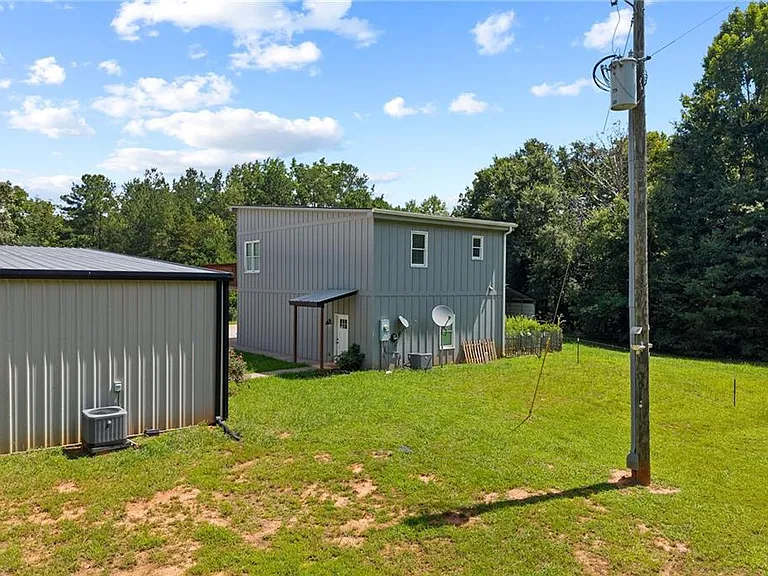 221 Columbus Dr — Photo 40