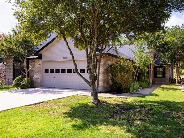 2225 Rock Creek Dr, Kerrville, TX 78028