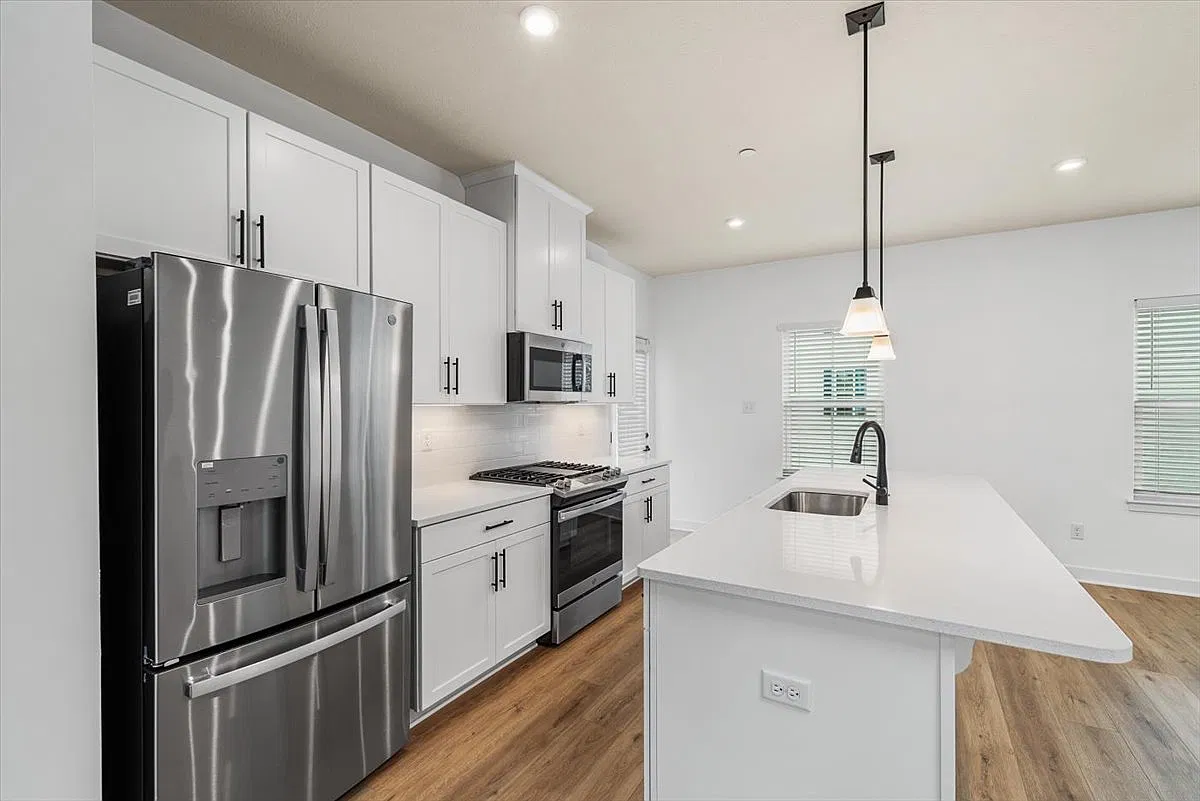 3 bed, 2000 sqft, $3,200 — Photo 4