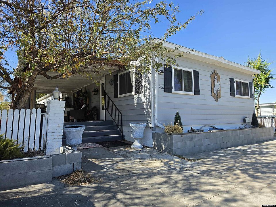 1st image of 806 2nd Ave W