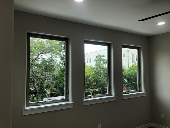 5th image of 2729 Weisenberger St #103