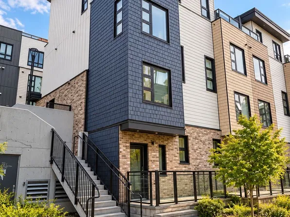 535 E 2nd St #131, North Vancouver, BC V7L 1C8