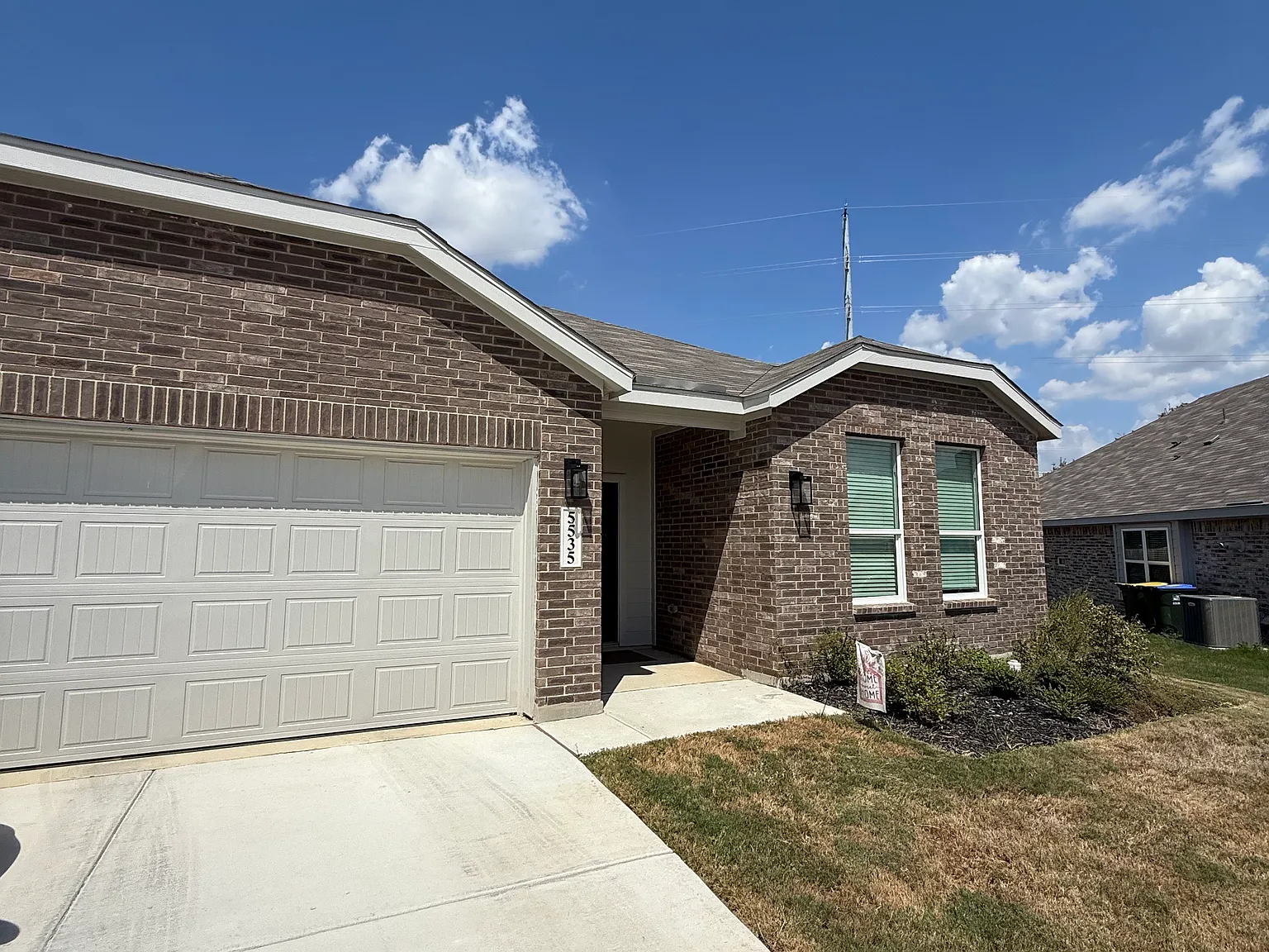 4 bed, 2302 sqft, $2,995 — Photo 2