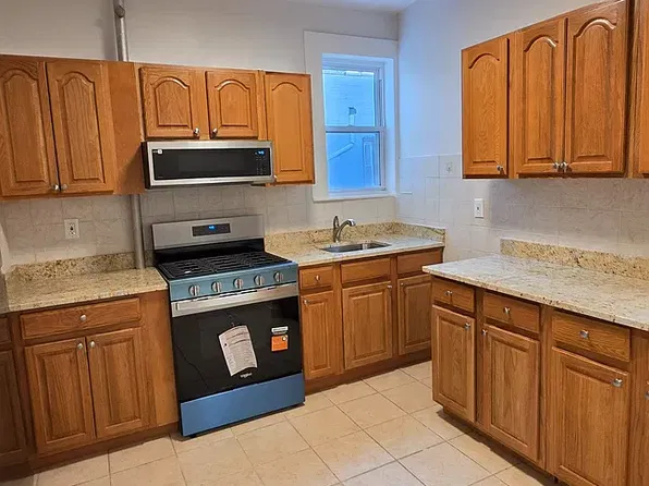 31-66 36th St #3A, Astoria, NY 11106