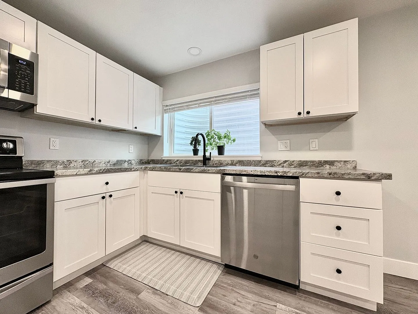 Fully Remodeled 2BR with Private Entrance, In-Unit Laundry & Parking — Photo 3