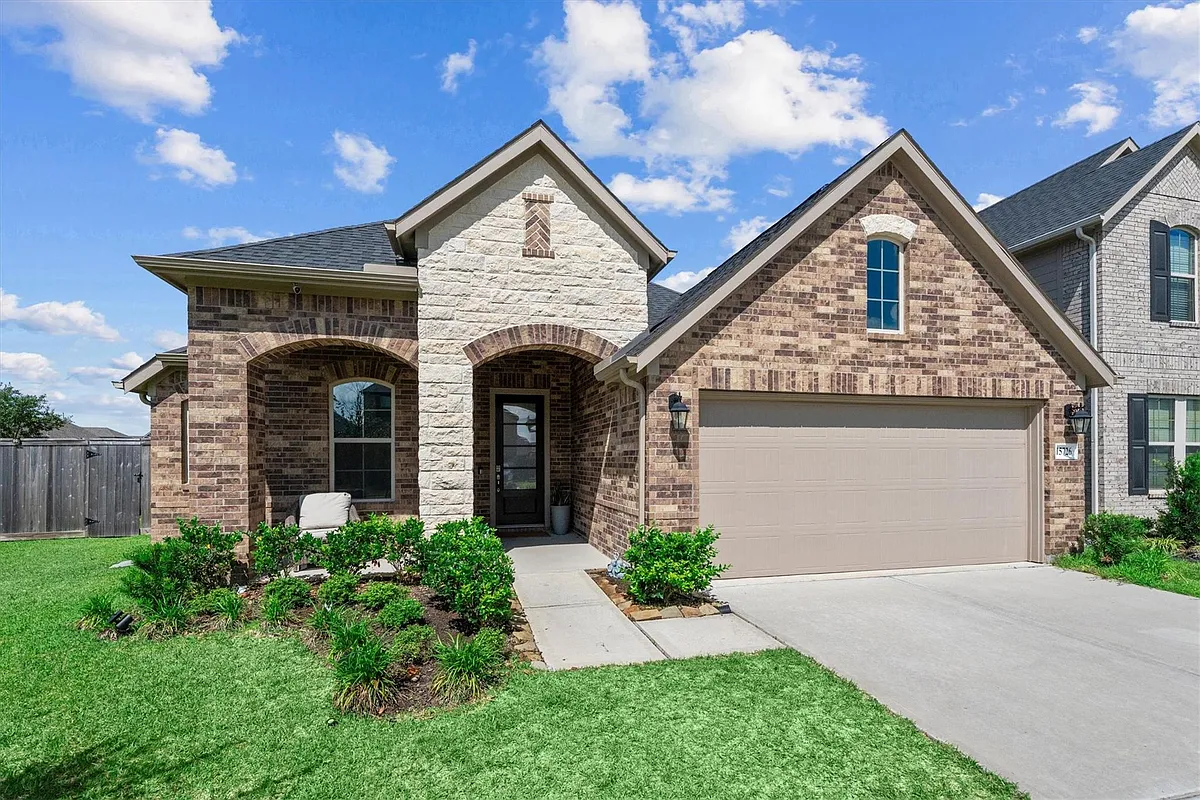 Photo 1 of 47 - 15726 Rosemary Hill Ln - Conroe, TX Primary Photo - 15726 Rosemary Hill Ln