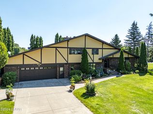 6701 Lake Dr, Grand Forks, ND 58201