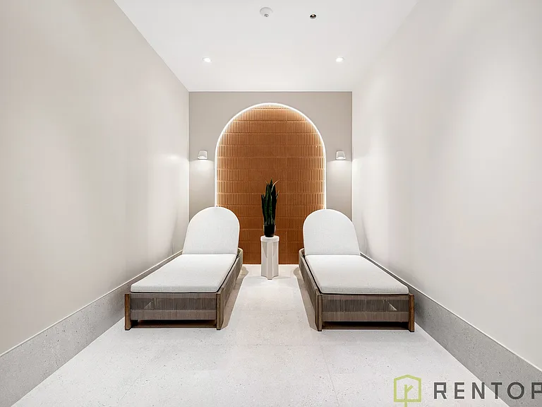 555 W 45th St #3F — Photo 17