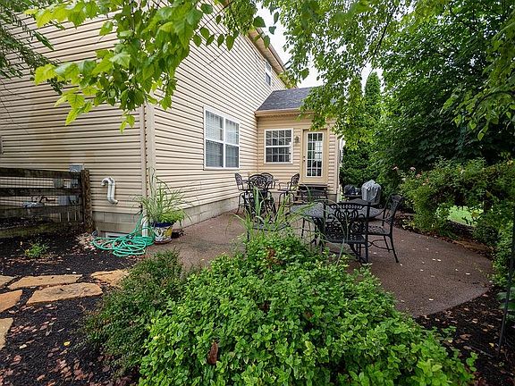 3rd image of 5696 Treeside Dr