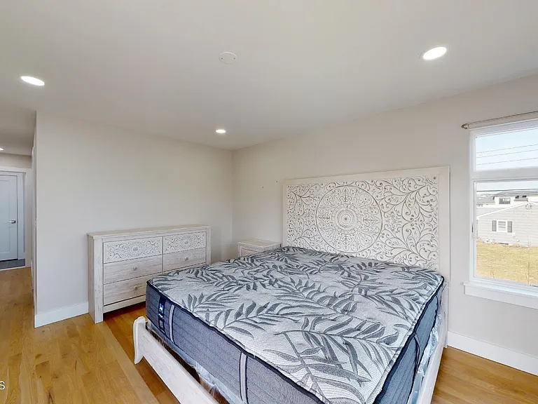 1 Howland Ave — Photo 11
