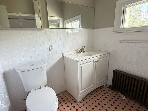 3rd image of 140 Almond Rd
