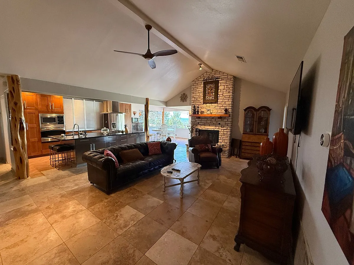 Building Photo - 901B Madrona Dr