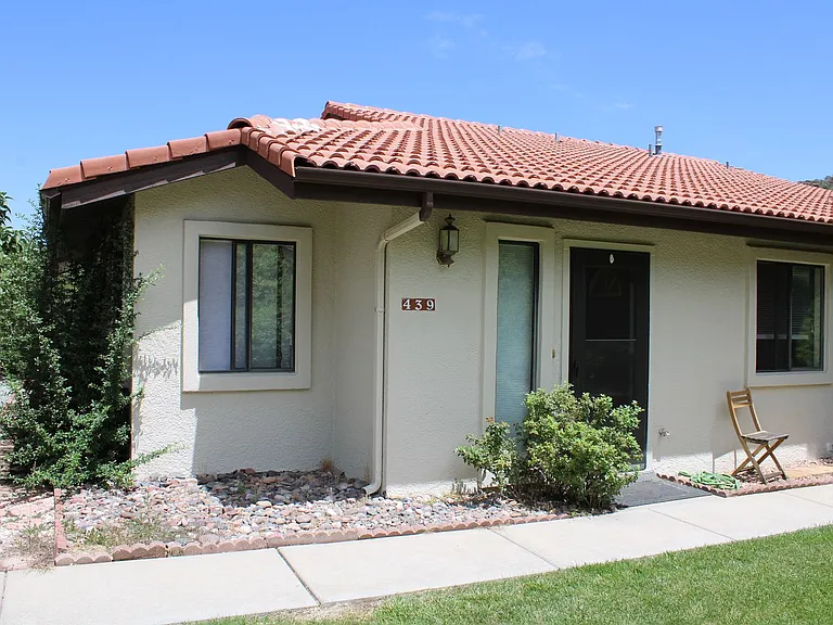439 Foxfire Ln — Photo 1