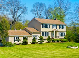 16 Hickory Hill Rd, Branford, CT 06405