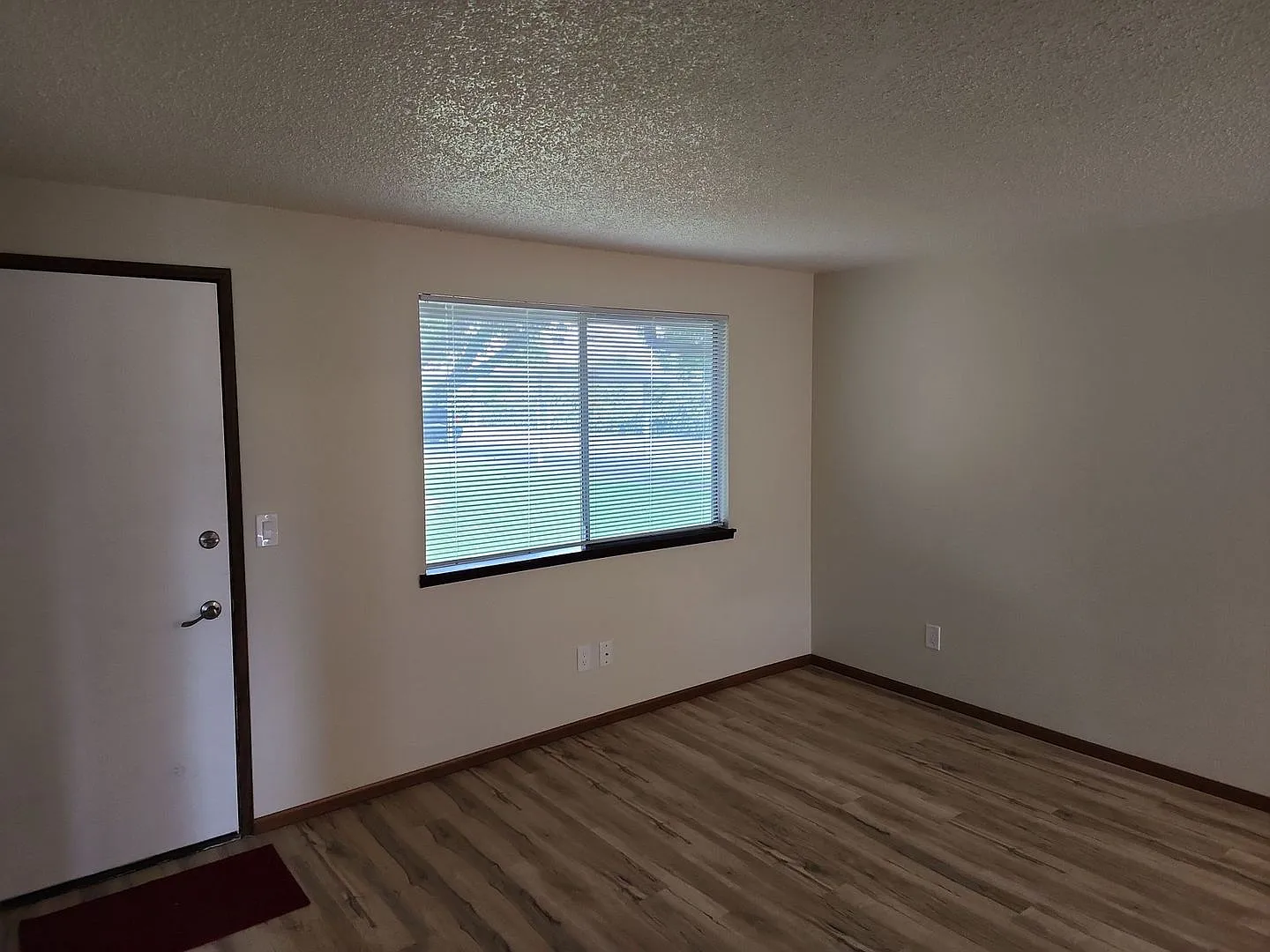 1 Bedroom 1 Bathroom at Hollywood Park Apartments — Photo 3