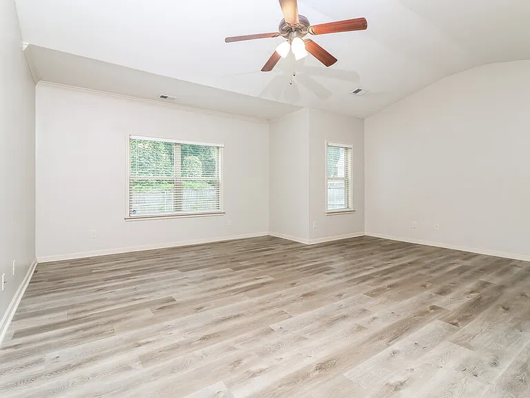 1000 Cureton Dr — Photo 12