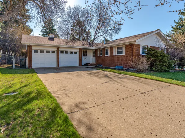 1323 Meredith Dr, Bismarck, ND 58501