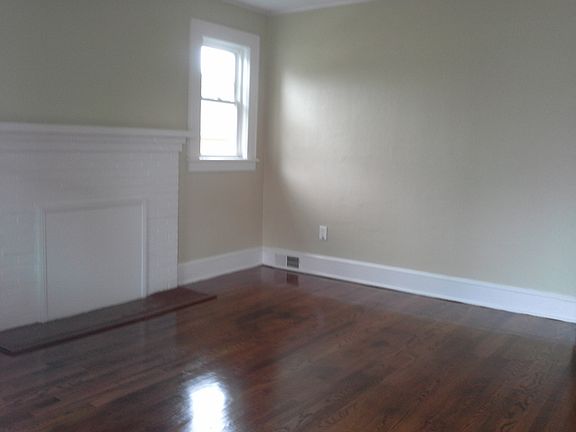 5th image of 913 Curtis Ave NW