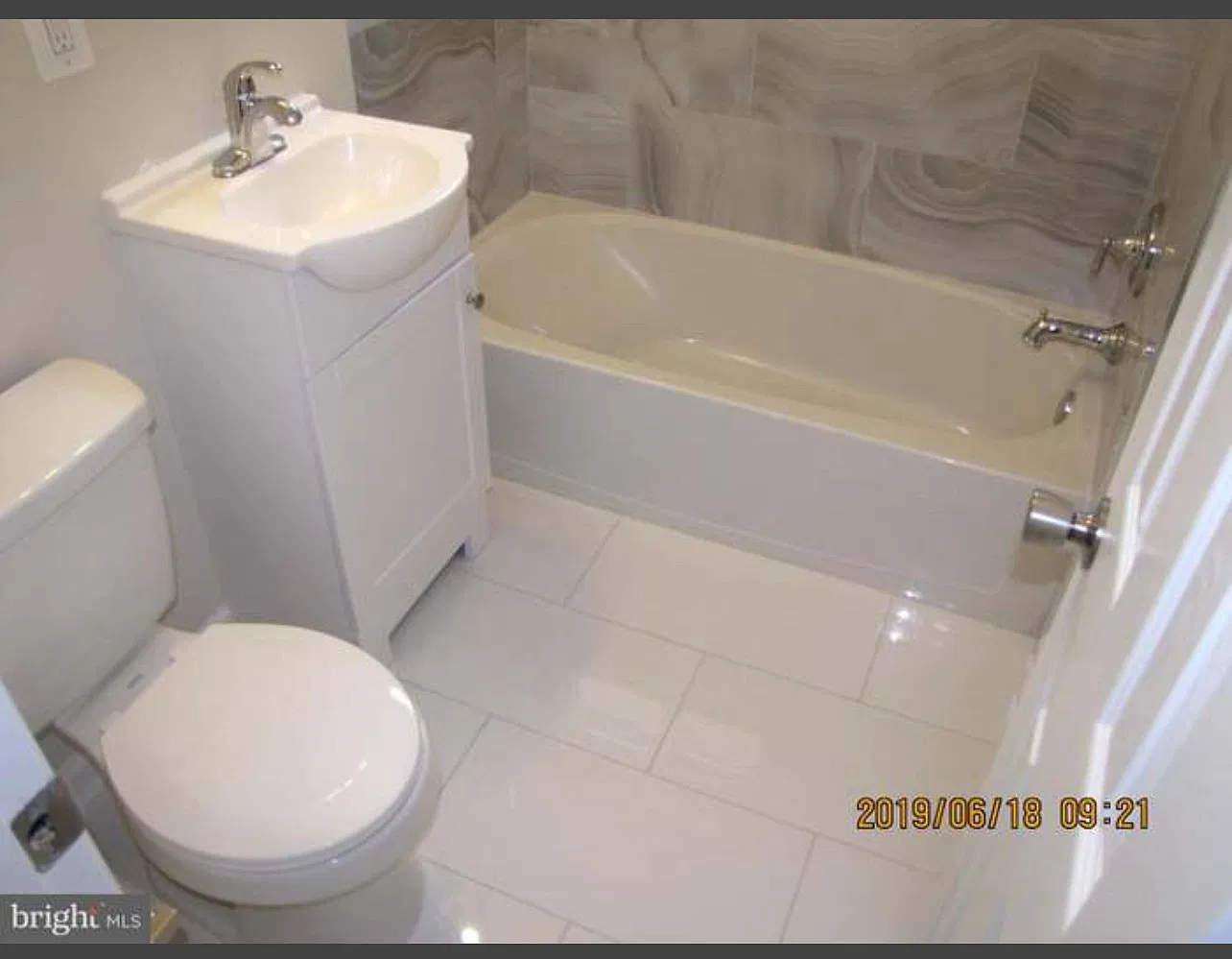 2 bed, 864 sqft, $1,995 — Photo 4