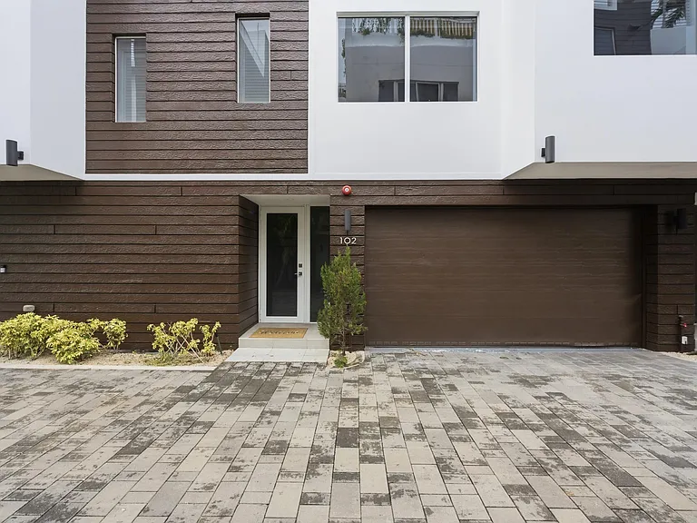 714 NE 14th Ave #102 — Photo 2