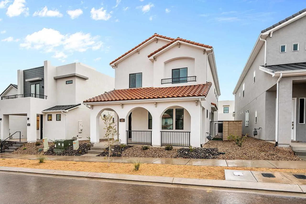 4 bed, 2322 sqft, $2,850 — Photo 2