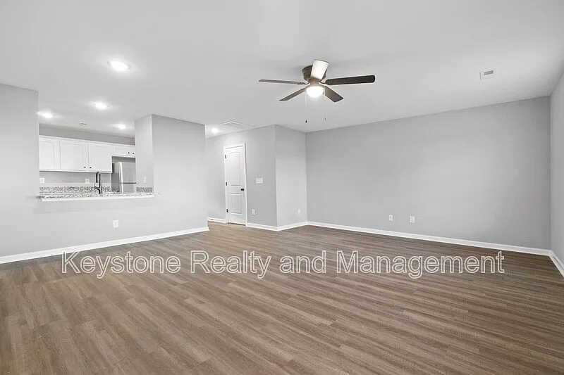 3 bed, 2.5 bath, 1350 sqft, $1,550 — Photo 4