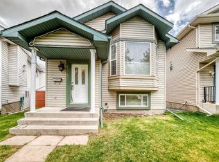 137 W Erin Meadow Bay SE, Calgary, AB T2B 3A2
