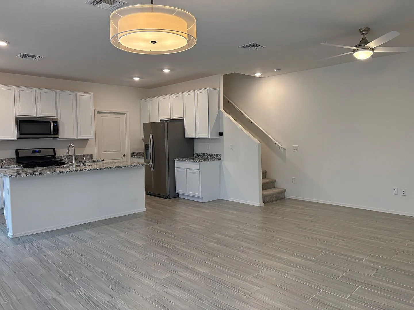 Contemporary Central Home — Photo 1