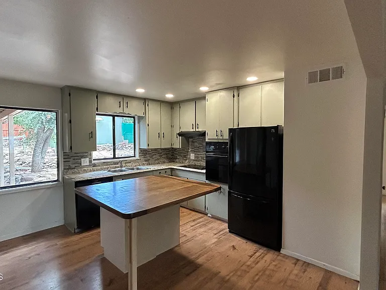 610 Flora St — Photo 2