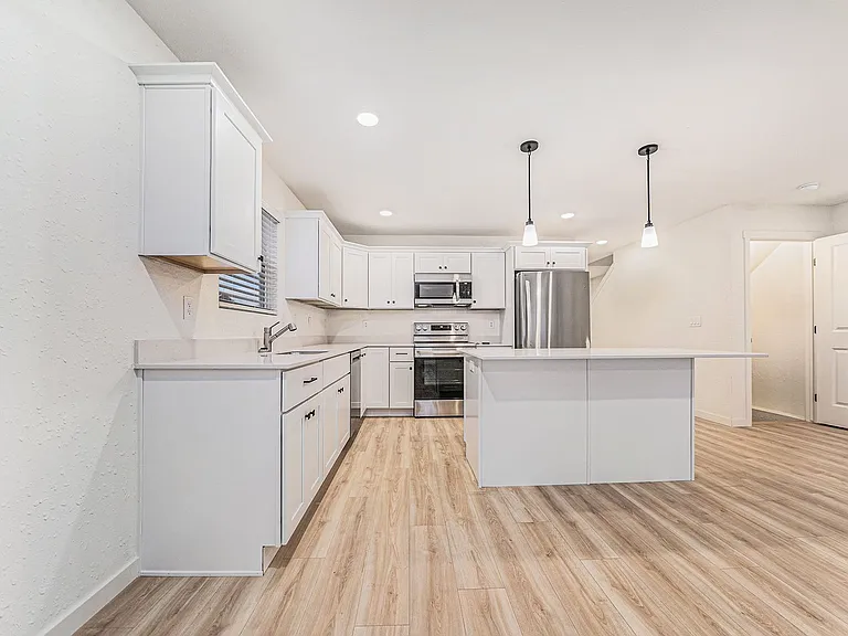 112 Iris Ct — Photo 4