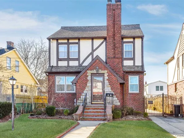 71 Davis St, East Rockaway, NY 11518