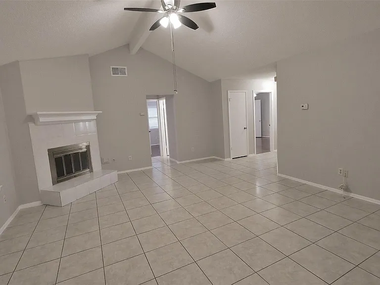 1018 Three Forks Dr — Photo 3