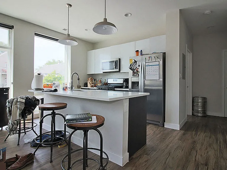 1045 W Cornelia — Photo 1