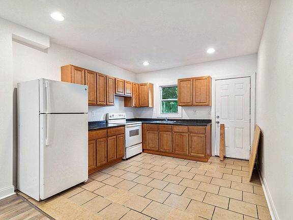 4th image of 2072 E Cambria St