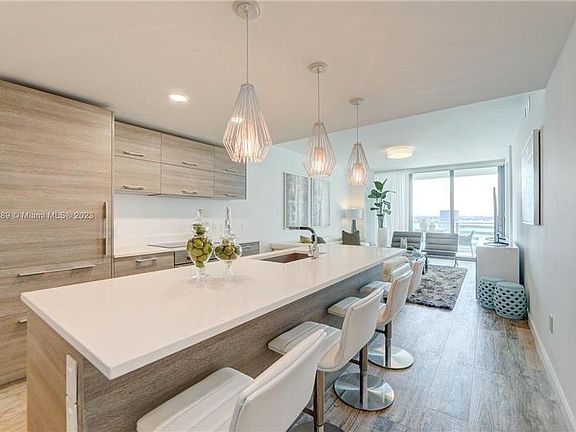 4th image of 650 NE 32nd St Unit 1002