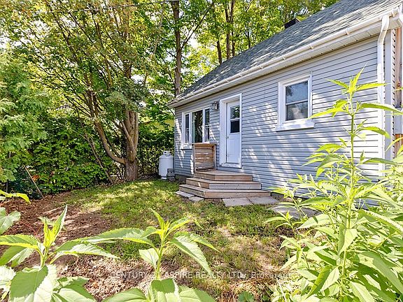 4th image of 168 Bonnechere St E