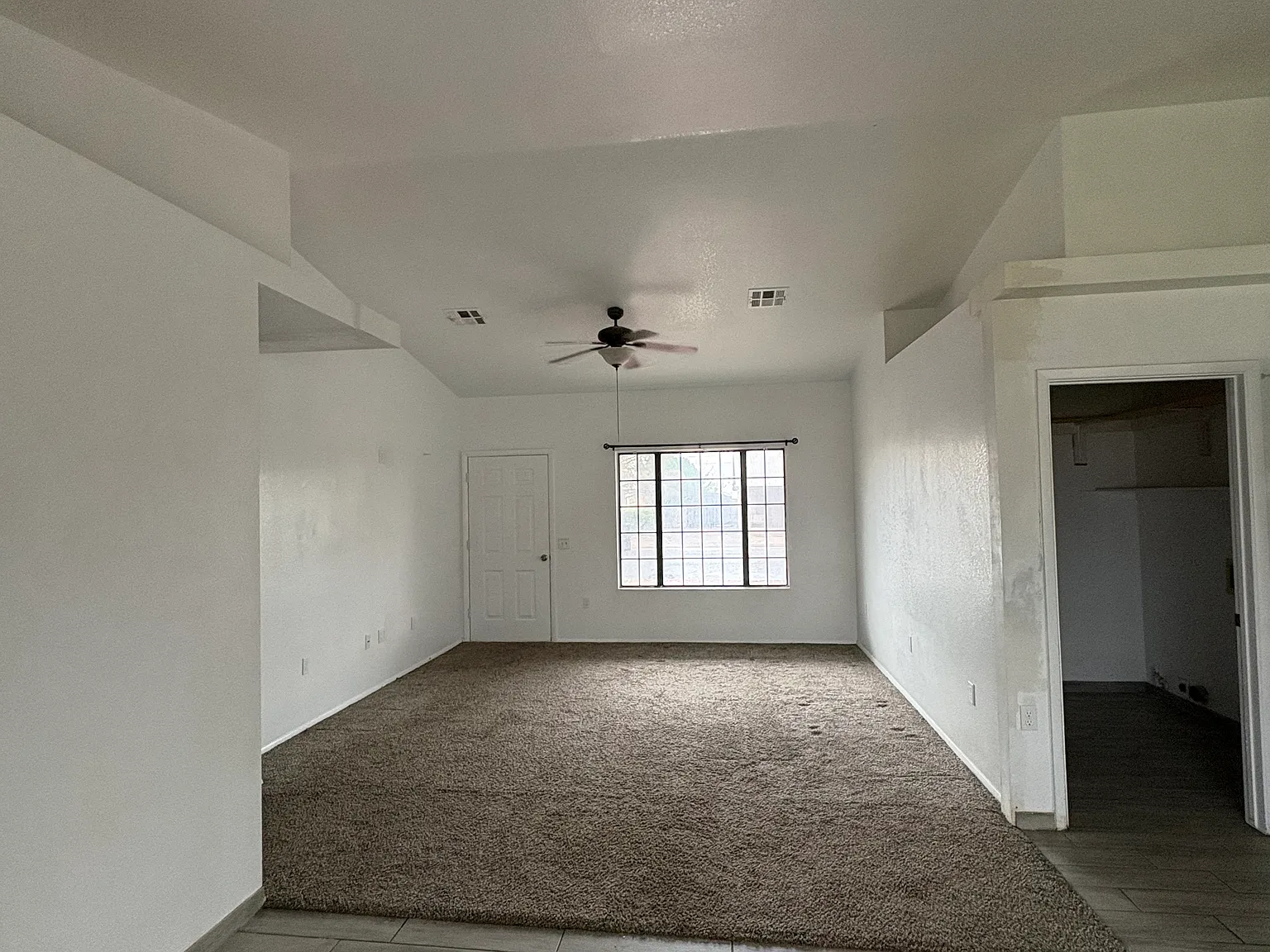 3 bed, 1388 sqft, $2,200 — Photo 2