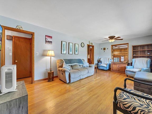 4th image of 125 Maple Ave