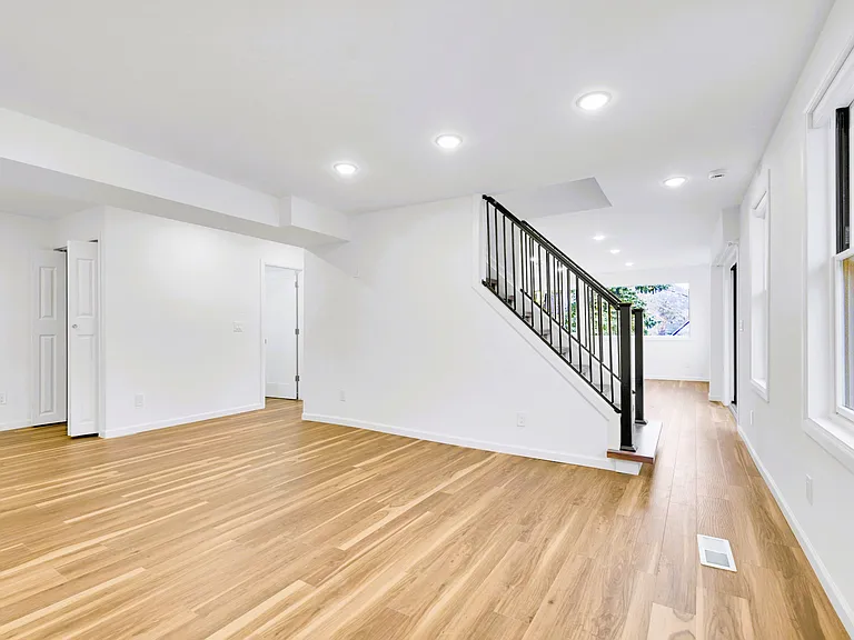 325 14th Ave — Photo 11