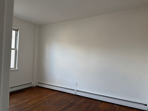 2nd image of 457 Victory Blvd #3A