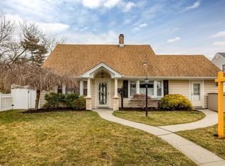 21 Barnyard Ln, Levittown, NY 11756