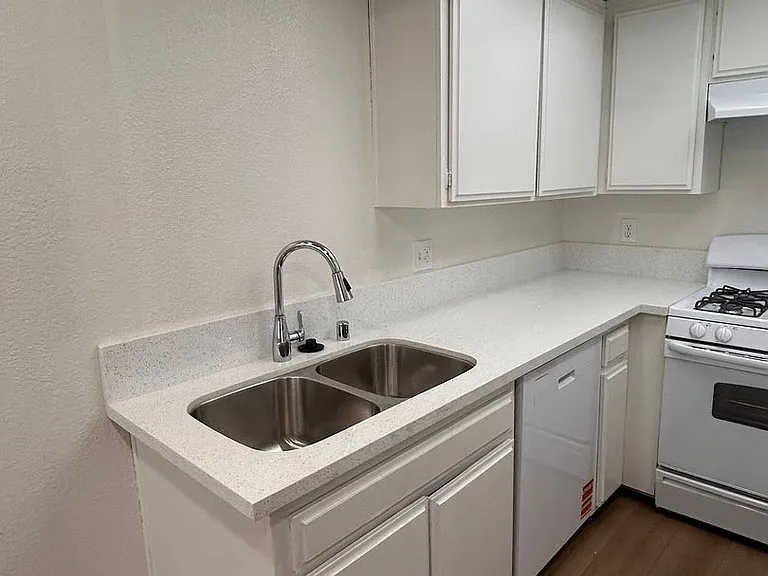 14135 Doty Ave — Photo 4