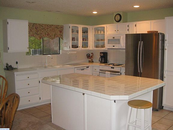 2nd image of 905 SE Sunnymead Way